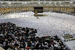 Các tín đồ Hồi giáo cầu nguyện tại Đại Thánh đường ở thành phố Mecca (Saudi Arabia), ngày 6/7/2022. (Ảnh: AFP/TTXVN)