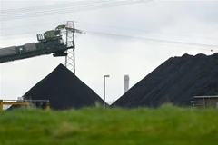 Khai thác than đá phục vụ hoạt động của nhà máy điện than ở Duisburg, miền Tây Đức. (Ảnh: AFP/TTXVN)
