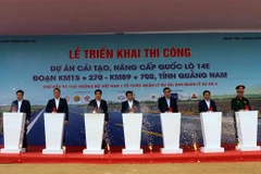 Bấm nút phát động tại lễ triển khai dự án nâng cấp mở rộng tuyến quốc lộ 14E Quảng Nam. (Ảnh: Trần Tĩnh/TTXVN)