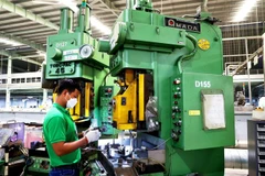 Công nhân làm việc tại Công ty CP Kềm Nghĩa Sài Gòn, Khu công nghiệp Tân Phú Trung, TP.HCM. (Ảnh: Hồng Đạt/TTXVN)