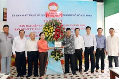 Bà Phan Kiều Thanh Hương, Phó Chủ tịch Ủy ban MTTQ Việt Nam Thành phố Hồ Chí Minh tặng hoa chúc mừng Ban Đại diện cộng đồng Hồi giáo Thành phố nhân tháng lễ Ramadan Hồi lịch 1444 - dương lịch 2023. (Ảnh: Xuân Khu/TTXVN)