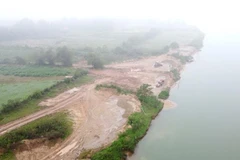 Bãi tập kết cát sỏi trái phép ở bờ sông Thạch Hãn tại khu vực giáp ranh giữa xã Triệu Ái và thị trấn Ái Tử, huyện Triệu Phong, tỉnh Quảng Trị. (Ảnh: Nguyên Lý/TTXVN)