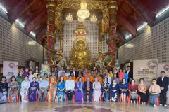 Kiều bào Thái Lan tổ chức đại lễ cầu siêu tưởng nhớ các liệt sỹ tại chùa Khánh An. (Ảnh TTXVN phát)