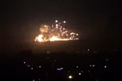 Khói lửa bốc lên sau một vụ không kích xuống vùng ngoại ô Damascus, Syria. (Ảnh: AFP/TTXVN)