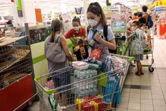 Khách hàng mua sắm tại một siêu thị ở Bangkok, Thái Lan. (Ảnh: AFP/TTXVN)