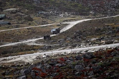 Xe quân sự Ấn Độ di chuyển dọc tuyến đường gần Ranh giới kiểm soát thực tế (LAC) ở biên giới Ấn Độ-Trung Quốc ngày 21/10/2021. (Ảnh: AFP/TTXVN)