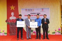 Phó Tổng giám đốc TTXVN Nguyễn Tuấn Hùng, Bí thư Đoàn thanh niên TTXVN Lê Minh Đức trao Tủ sách Đinh Hữu Dư và máy tính tặng trường tiểu học Tôn Đức Thắng, xã Trung Yên, huyện Sơn Dương, tỉnh Tuyên Quang, tháng 3/2023