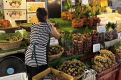 Tiểu thương Thái Lan bày bán trái cây tại chợ đầu mối ở Thủ đô Bangkok, Thái Lan. (Ảnh: Huy Tiến/TTXVN)