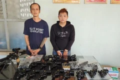 Các đối tượng cùng tang vật tại cơ quan chức năng. (Ảnh: TTXVN phát)