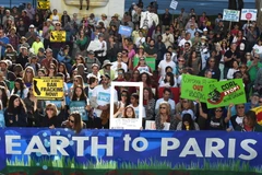 Tuần hành tại Los Angeles kêu gọi đạt thỏa thuận ở COP 21. (Nguồn: AFP)