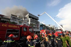 Hiện trường vụ cháy lớn xảy ra tại khu dân cư nằm trên Đại lộ Võ Văn Kiệt, ngày 1/12. Ảnh minh họa. (Ảnh: Mạnh Linh/TTXVN)