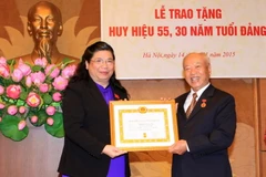 Ủy viên Bộ Chính trị, Phó Chủ tịch Quốc hội Tòng Thị Phóng trao Huy hiệu 55 năm tuổi Đảng cho ông Nguyễn Văn An, nguyên Ủy viên Bộ Chính trị, nguyên Chủ tịch Quốc hội. (Ảnh: Doãn Tấn/TTXVN) 