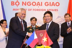 Phó Thủ tướng, Bộ trưởng Ngoại giao Phạm Bình Minh và Bộ trưởng Ngoại giao Philippines Albert Del F.Rosario ký Biên bản cuộc họp. (Ảnh: Thống Nhất/TTXVN) 