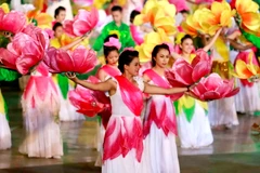 Chương trình nghệ thuật chào mừng Festival hoa Đà Lạt 2015. (Ảnh: Đặng Tuấn/TTXVN) 