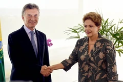 Tổng thống Brazil Dilma Rousseff (phải) đón, hội đàm với Tổng thống đắc cử Argentina Mauricio Macri (trái). (Nguồn: AFP)