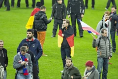 Khán giả được đưa xuống sân sau thông báo về các vụ đánh bom khủng bố bên ngoài sân vận động. (Nguồn: AP)