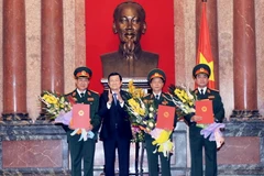 Chủ tịch nước Trương Tấn Sang trao quyết định quân hàm Thượng tướng cho các ông: Bế Xuân Trường, Võ Trọng Việt, Võ Văn Tuấn. (Ảnh: Trọng Đức/TTXVN)