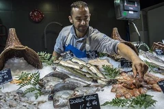 Một người bán cá tại một khu chợ ở Toulouse. (Nguồn: Getty Images)