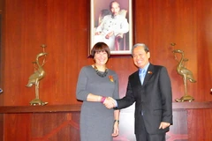 Thừa ủy quyền của Chủ tịch nước, Đại sứ Việt Nam tại Italy Cao Chính Thiện trao huân, huy chương hữu nghị cho công dân Italy. (Ảnh: Phạm Đức Hòa/TTXVN)