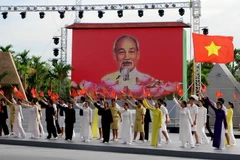 Văn nghệ chào mừng tại lễ kỷ niệm. (Ảnh: An Hiếu/TTXVN)