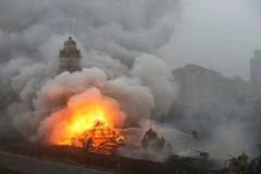 Đám cháy lớn bao trùm toàn bộ phần mái bảo tàng. (Nguồn: EFE)