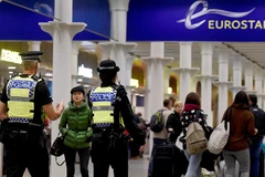Nhân viên an ninh đứng gác ở ga tàu tốc hành Eurostar, nhà ga St Pancras, London. (Nguồn: PA) 