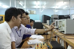 Giờ thực hành của sinh viên Khoa Điện tử viễn thông, Trường Đại học Bách khoa Thành phố Hồ Chí Minh. (Ảnh: Phương Vy/TTXVN)