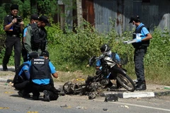 Cảnh sát điều tra hiện trường một vụ đánh bom bằng xe môtô ở Narathiwat hôm 12/12. (Nguồn: AFP)