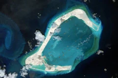 Ảnh chụp vệ tinh bãi Đá Subi (Subi Reef) tháng 8 năm 2015.