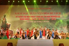 Chương trình nghệ thuật với chủ đề “Về miền địa linh” trong đêm khai mạc. (Ảnh: Thanh Tùng/TTXVN)