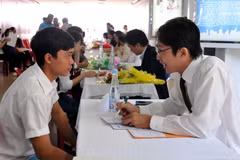 Sinh viên trải nghiệm phỏng vấn tìm việc với các doanh nghiệp. (Ảnh: An Hiếu/TTXVN)
