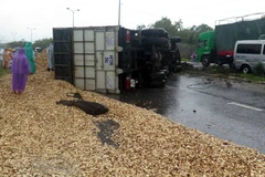 Hiện trường vụ lật xe tải. (Ảnh: Đỗ Trưởng/Vietnam+)