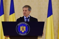 Tân Thủ tướng Romania Dacian Ciolos phát biếu trước truyền thông tại Phủ Tổng thống, ngày 10/11. (Nguồn: AFP) 