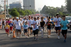 Đông đảo người dân tham gia chương trình chạy bộ từ thiện Terry Fox lần thứ 17, năm 2013 ở TP Hồ Chí Minh. (Ảnh: Mạnh Linh/TTXVN)