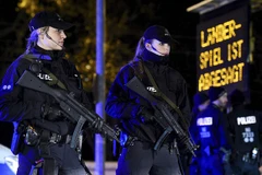 Cảnh sát vũ trang của Đức đứng gác bên ngoài sân vận động dự kiến tổ chức trận bóng đá Đức-Hà Lan, ở Hanover. (Nguồn: Reuters)