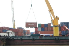 Bốc xếp hàng container tại cảng ICD Phước Long trên sông Hà Tiên ,quận Thủ Đức. (Ảnh: Thanh Phàn/TTXVN)