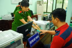 Người dân đến làm chứng minh nhân dân 12 số tại Phòng PC64 Công an Thành phố Hồ Chí Minh. (Ảnh: Mạnh Linh/TTXVN)