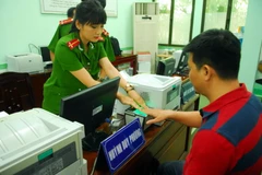 Người dân đến làm chứng minh nhân dân 12 số tại Phòng PC64 Công an Thành phố Hồ Chí Minh. (Ảnh: Mạnh Linh/TTXVN)