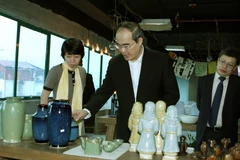 Ông Nguyễn Thiện Nhân, Ủy viên Bộ Chính trị, Chủ tịch Ủy ban Trung ương Mặt trận Tổ quốc Việt nam thăm Hanoi Creative City (Khu tổ hợp sáng tạo nghệ thuật). (Ảnh: Nguyễn Dân/TTXVN)