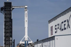Tên lửa đẩy Falcon 9 mang theo tàu vũ trụ Crew Dragon của Tập đoàn SpaceX được đặt vào bệ phóng tại trung tâm vũ trụ Kennedy ở Florida, Mỹ ngày 1/3/2019. (Ảnh: AFP/TTXVN)