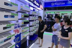 Khách hàng tham quan và mua hàng điều hòa nhiệt độ tại hệ thống siêu thị điện máy Nguyễn Kim (thành phố Hưng Yên). (Ảnh: Phạm Kiên/TTXVN)
