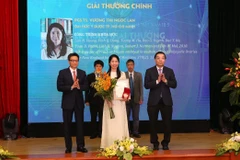 Phó Giáo sư,Tiến sỹ Vương Thị Ngọc Lan nhận Giải thưởng Tạ Quang Bửu. (Ảnh: Anh Tuấn/TTXVN)