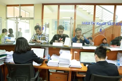 Doanh nghiệp làm thủ tục xuất nhập khẩu tại Chi cục Hải quan Vĩnh Phúc. (Ảnh: Hoàng Hùng - TTXVN)