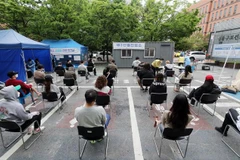 Người dân xếp hàng chờ xét nghiệm COVID-19 tại Seoul, Hàn Quốc ngày 12/5/2020. (Ảnh: Yonhap/TTXVN)