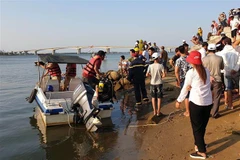 Lực lượng tìm kiếm cứu hộ, cứu nạn tỉnh Quảng Nam đang tìm kiếm các nạn nhân mất tích. (Ảnh: Trần Tĩnh/TTXVN)