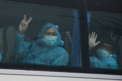 Những công dân của chuyến bay từ Myanmar về nước được chở đến khu cách ly. (Ảnh: Văn Dũng/TTXVN)