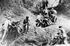 Giai đoạn đầu hoạt động trên con đường bí mật xuyên rừng rậm, núi cao, trên tuyến vận tải chiến lược này, quân ta đã vận chuyển thô sơ bằng gùi, xe thồ, nhỏ lẻ với cung ngắn. (Ảnh: TTXVN)