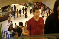 Người dân đeo khẩu trang phòng lây nhiễm COVID-19 tại trung tâm thương mại ở Bangkok, Thái Lan ngày 17/5/2020. (Ảnh: THX/ TTXVN)