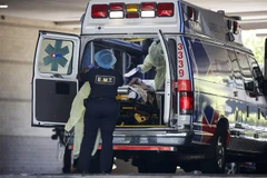 Nhân viên y tế chuyển bệnh nhân COVID-19 tới bệnh viện ở Washington D.C., Mỹ ngày 13/5/2020. (Ảnh: THX/TTXVN)
