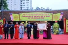 Phó Chủ tịch nước Đặng Thị Ngọc Thịnh trao Bằng xếp hạng Di tích Quốc gia đặc biệt Đền, Chùa, Đình Hai Bà Trưng cho Thành phố Hà Nội và quận Hai Bà Trưng. (Ảnh: Lâm Khánh/TTXVN)